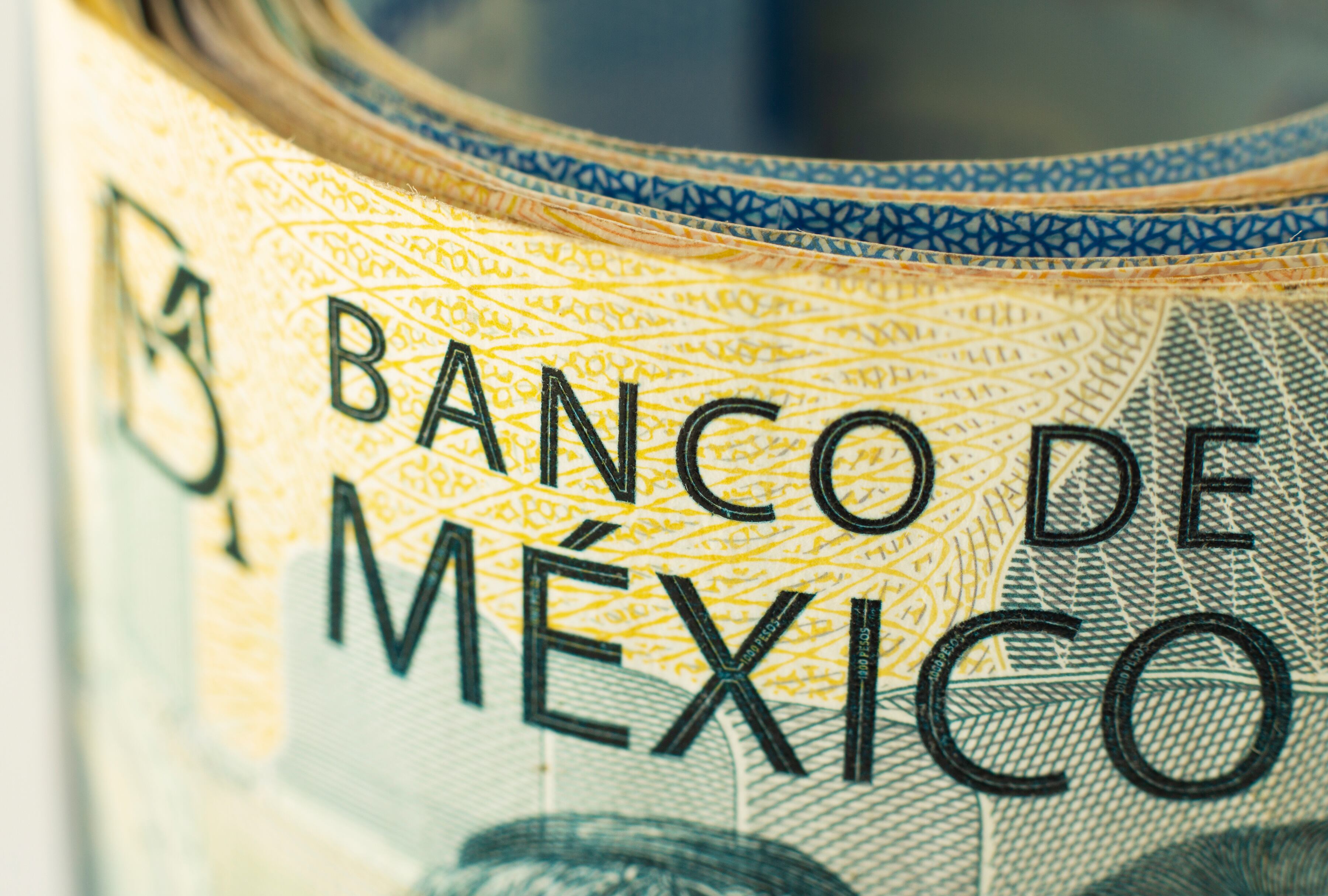 La moneda llegó a perder un 1.4% de su valor antes de recortar las pérdidas. (Foto: Freepik)