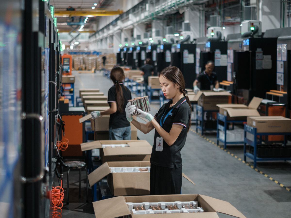 Trabajadores inspeccionan los disipadores de calor de la cámara de vapor 3D para servidores en la fábrica de Asia Vital Components Co. (AVC) en la comuna de Hoang Dong en el distrito de Duy Tien, provincia de Ha Nam, Vietnam, el martes 1 de octubre de 2024.