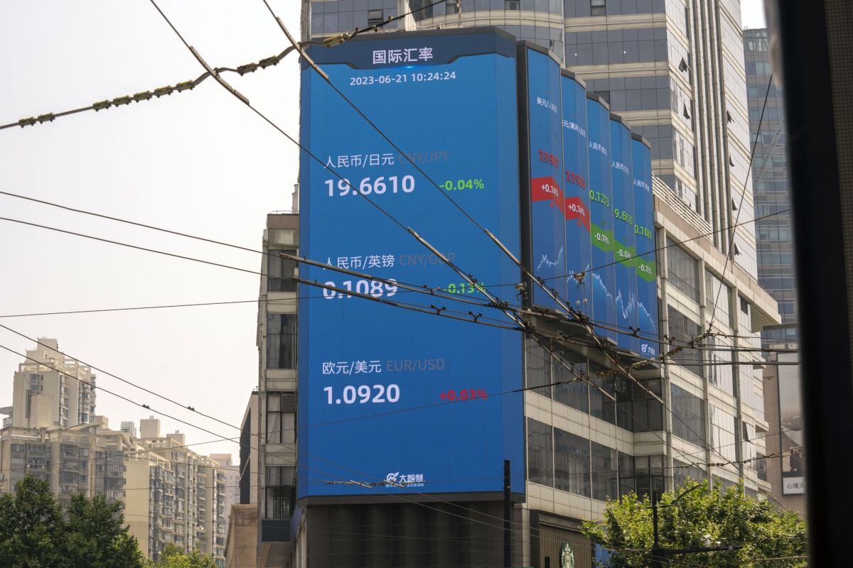 Una pantalla pública muestra cifras bursátiles en el Distrito Financiero Lujiazui de Pudong en Shanghái, China, el miércoles 21 de junio de 2023. El yuan chino se debilitó más allá del nivel observado de cerca de 7.2 por dólar, en tanto el sentimiento de los inversores se agrió por la falta de un estímulo agresivo y Beijing señaló un nivel de comodidad acerca de los descensos. Fotógrafo: Raúl Ariano/Bloomberg