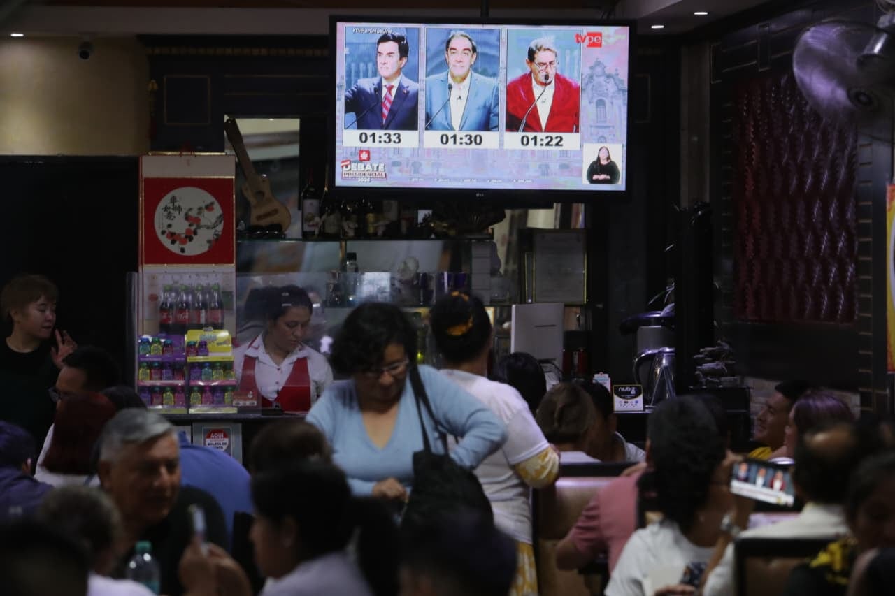Simpatizantes de los grupos políticos participes en el debate escuchan a su candidato por los desde los exteriores del Centro de Convenciones de Lima.
Fotos: Julio Reaño/@photo.gec