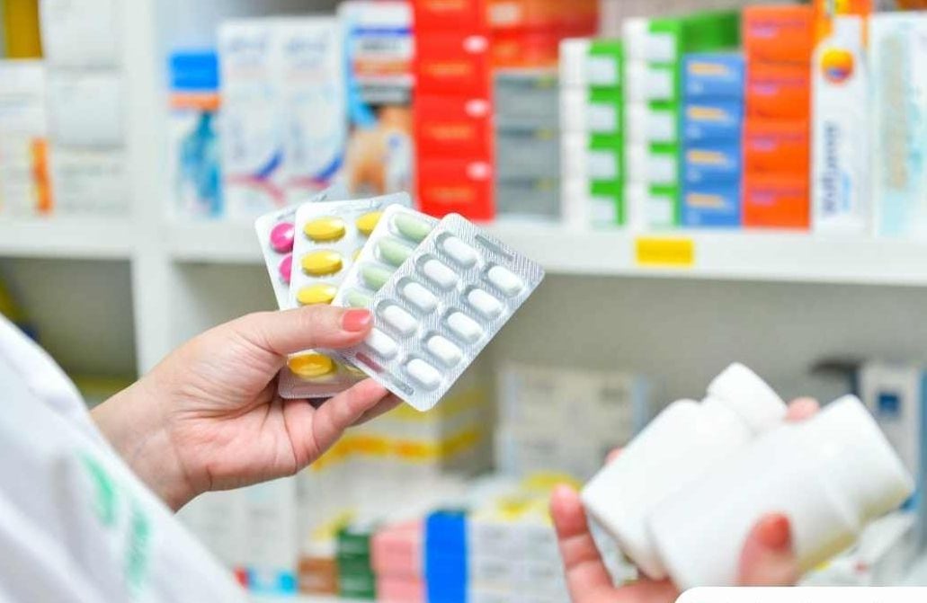 Según el informe, los problemas mencionados han derivado en que los peruanos opten por acudir a las farmacias y boticas como principal lugar de atención frente a enfermedades.