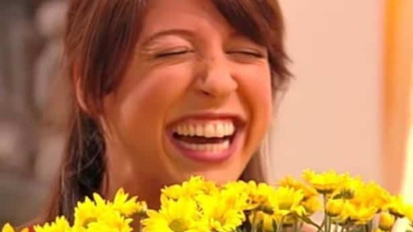 ¿Por qué se regalan flores amarillas el 21 de septiembre en Perú?