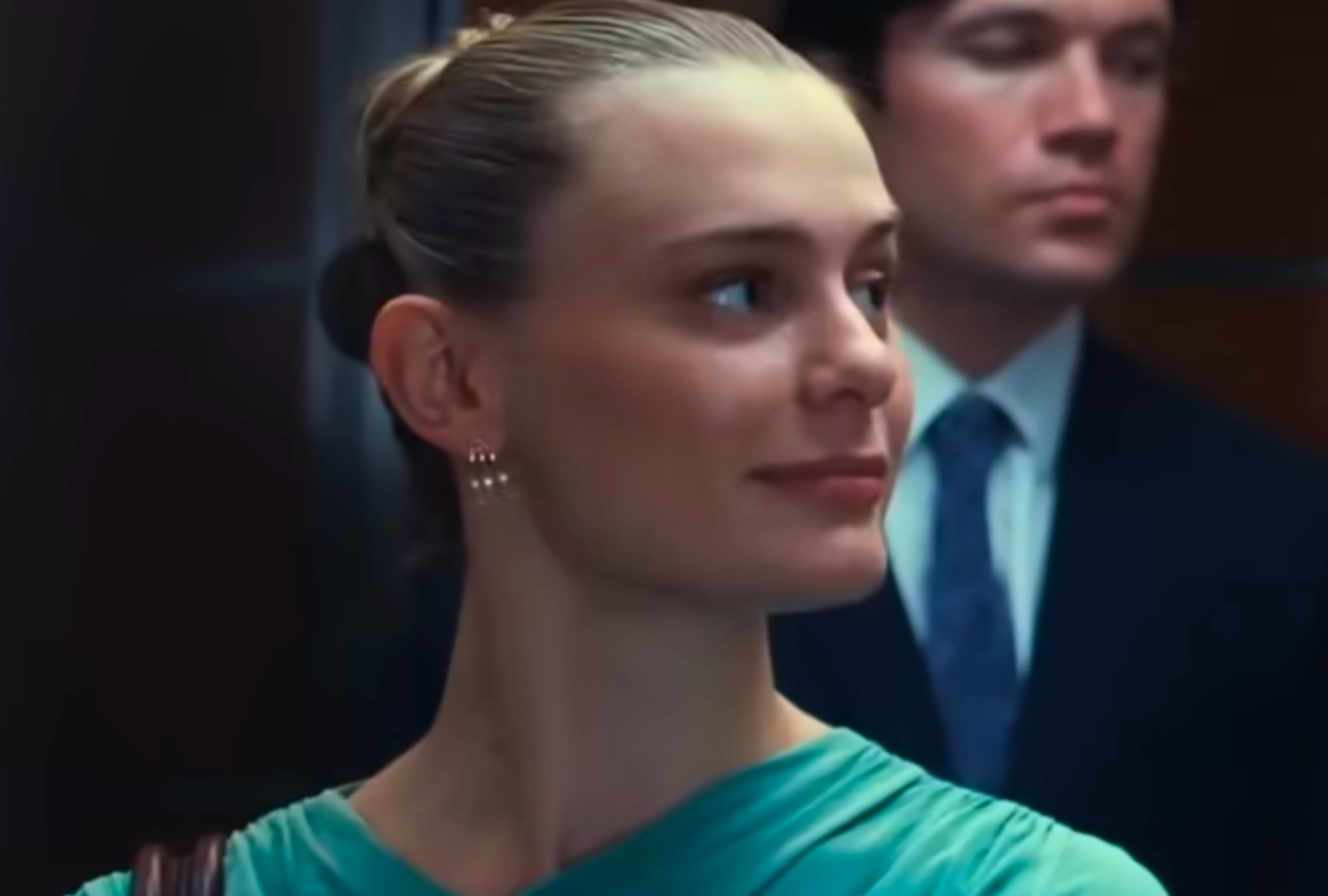 Louisa Binder como Sophia en una escena de la película "Your Fault: London" (Foto: Amazon MGM Studios)