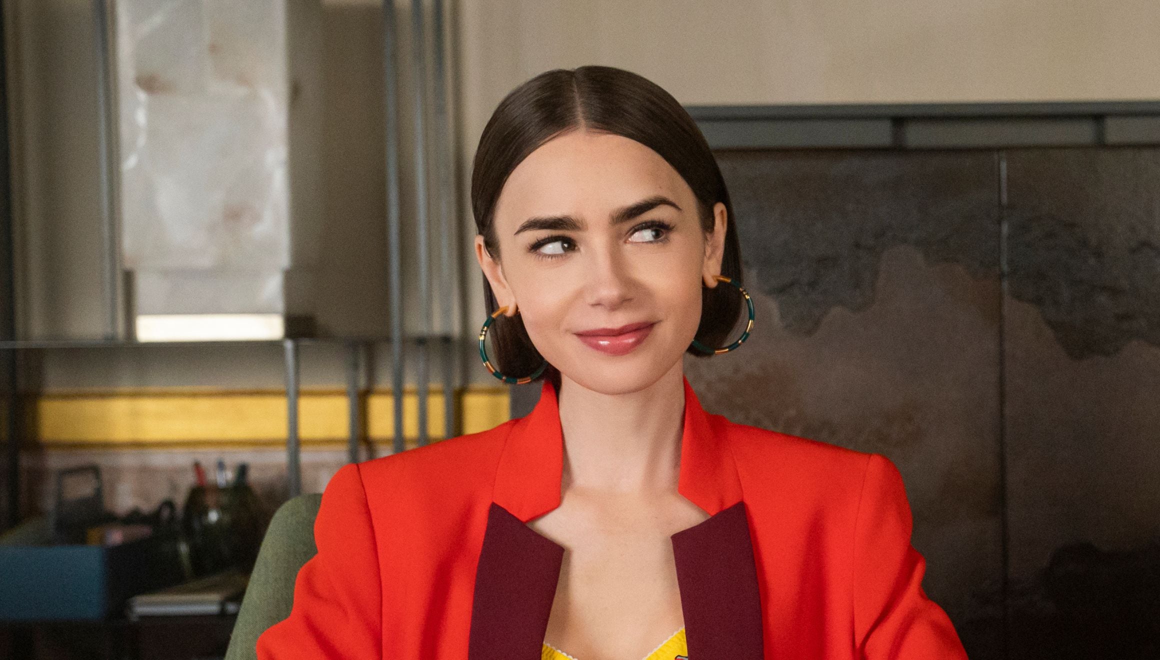 Lily Collins como Emily Cooper en una escena de la temporada 5 de la serie "Emily in Paris" (Foto: Netflix)