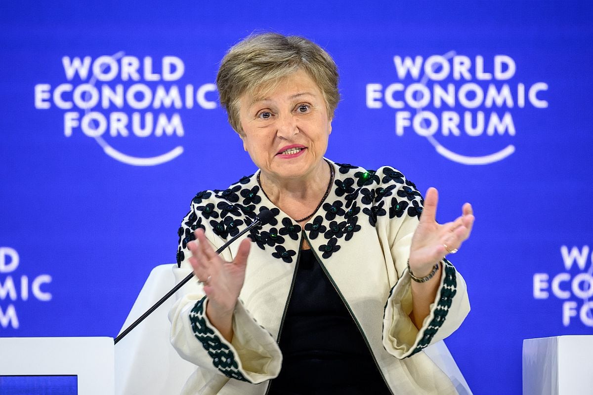 La directora gerente del Fondo Monetario Internacional (FMI), Kristalina Georgieva, gesticula mientras habla durante el último día de la reunión anual del Foro Económico Mundial (FEM) en Davos, el 23 de enero de 2026 | Foto: Fabrice COFFRINI / AFP