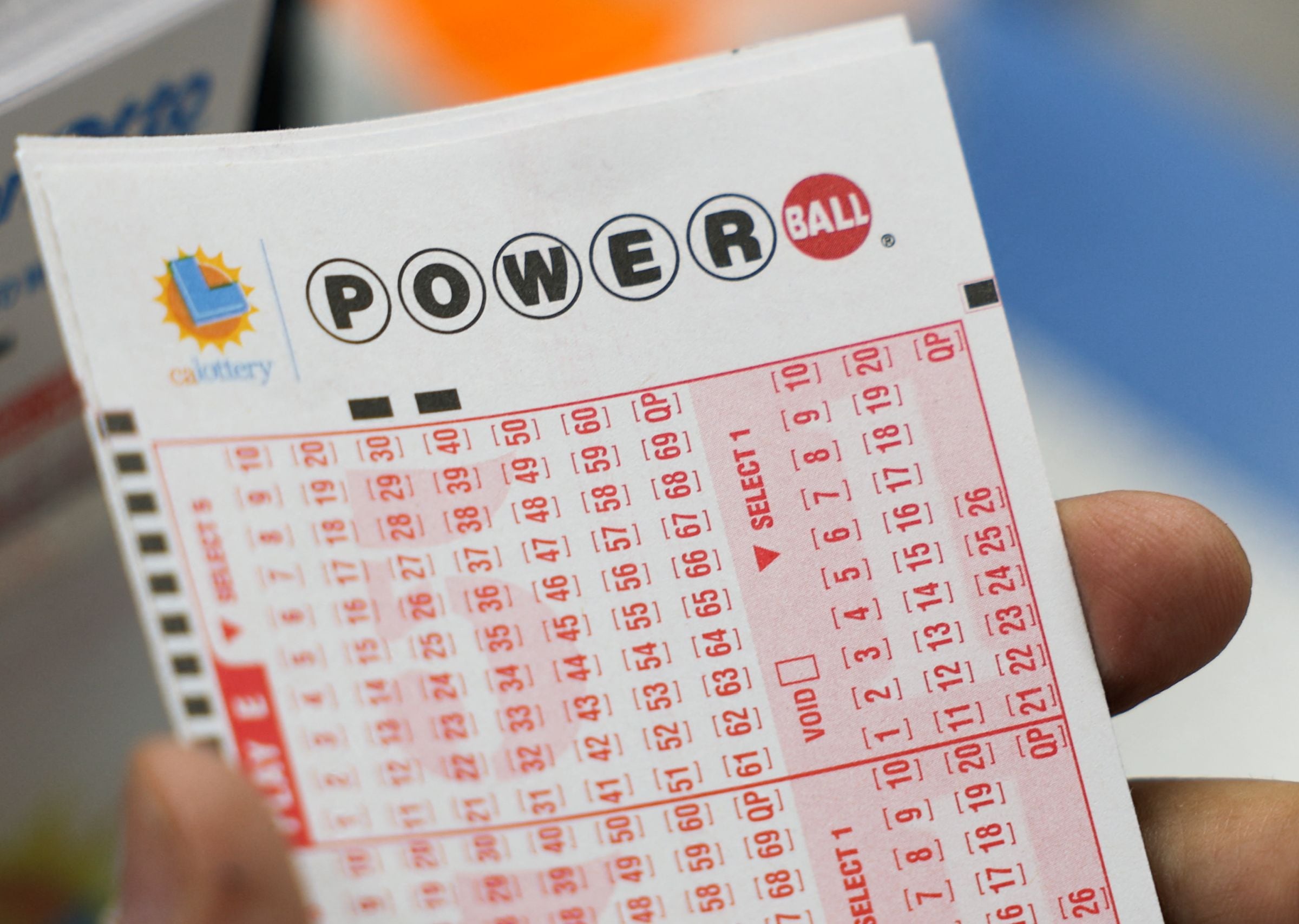 Los plazos límite para la venta de boletos del Powerball varían según la jurisdicción. (Foto: Patrick T. FALLON / AFP)