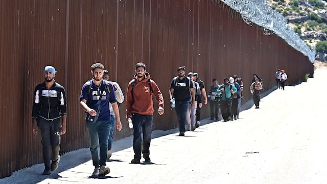 Tras nuevas restricciones, menos migrantes pueden pedir asilo en frontera México-EE.UU.