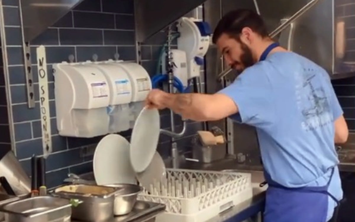 El puesto de lavaplatos puede generar ingresos significativos en países como Estados Unidos (Foto: @viajandoconadrian / TikTok)