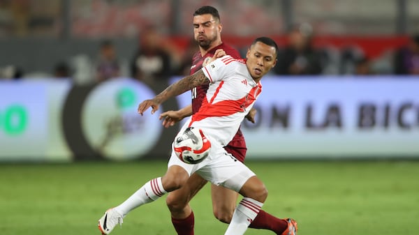 Bryan Reyna (der.) de Perú disputa el balón con Alexander González de Venezuela hoy, en un partido de las eliminatorias para la Copa Mundo de Fútbol de 2026 en el estadio Nacional en Lima (Perú). | Crédito: Paolo Aguilar / EFE