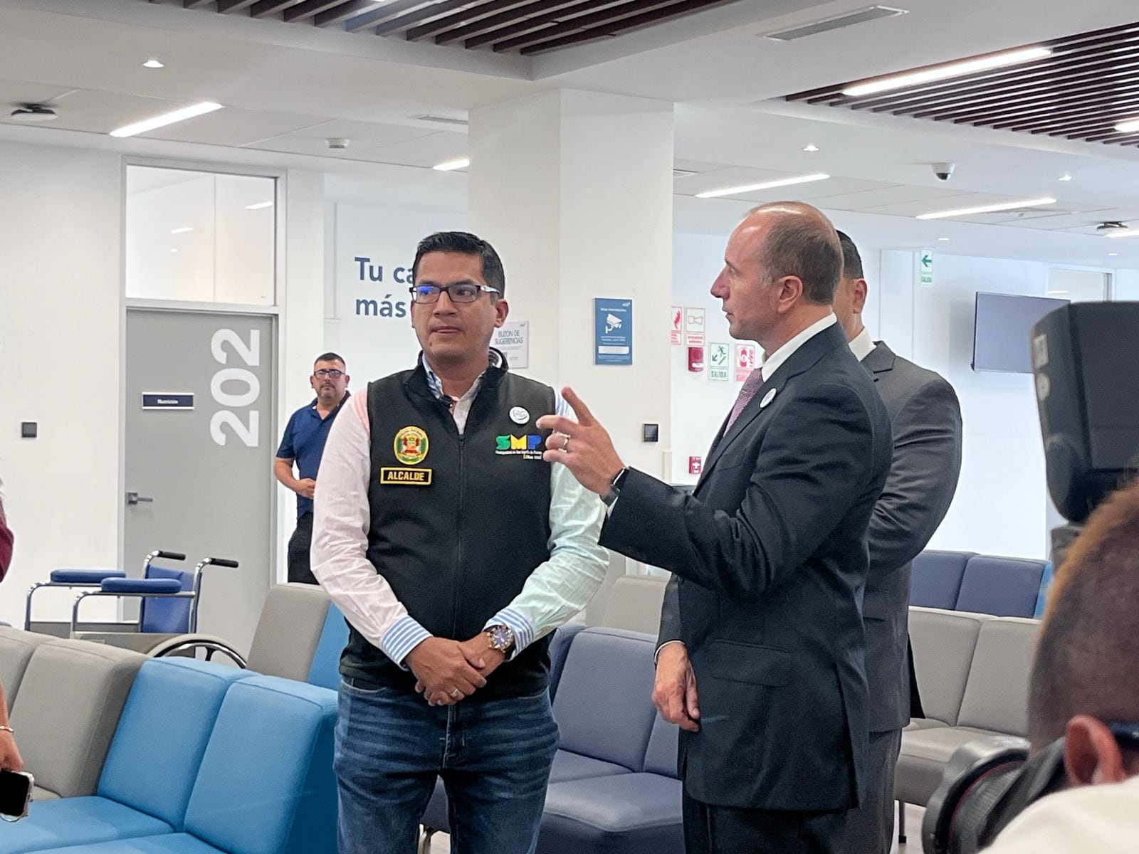 De izquierda a derecha. Hernán Sifuentes, alcalde de San Martín de Porres, junto con Pedro Chávez-Cabello, CEO de Clínica Aviva, en inauguración de centro de salud.