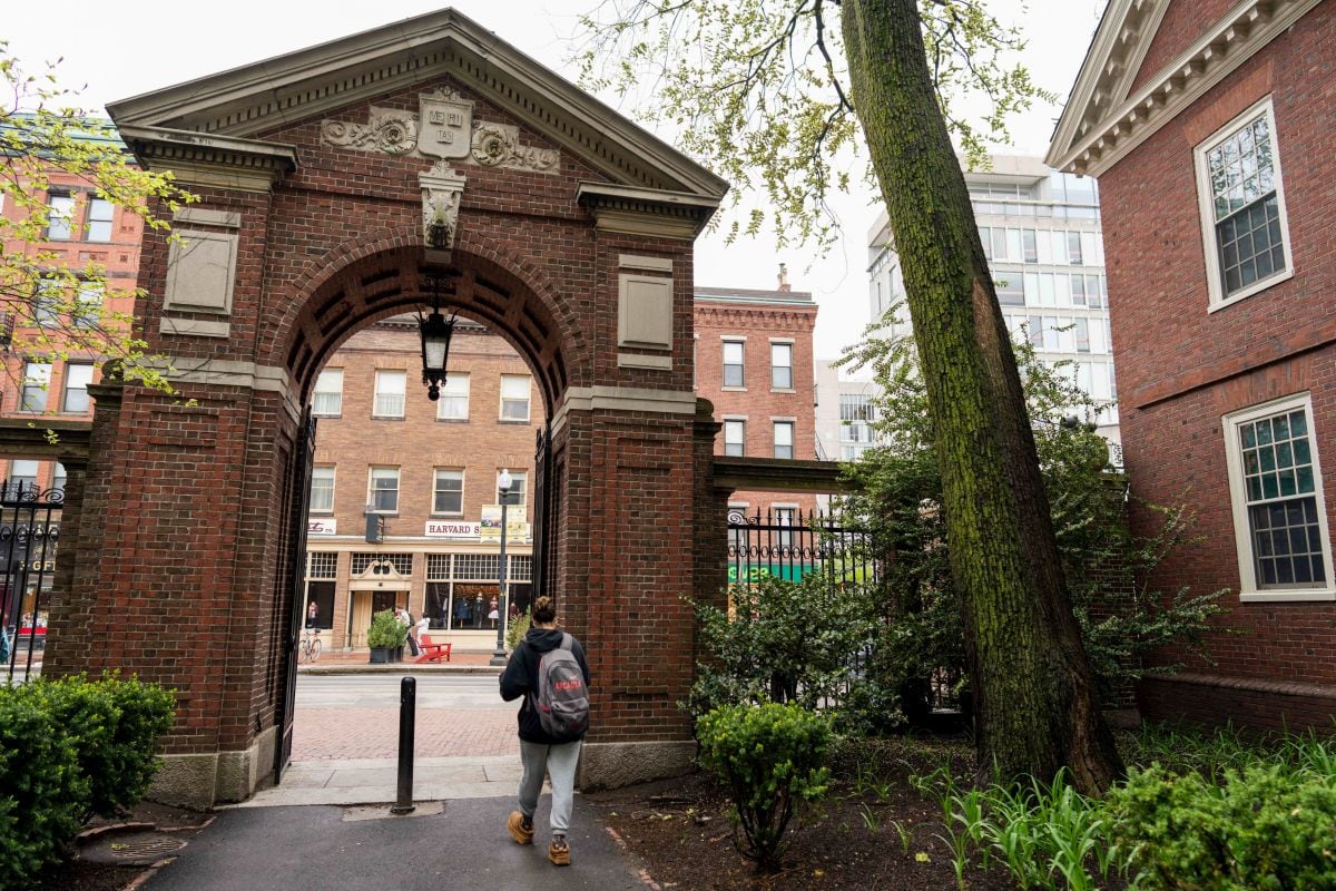 La decisión del gobierno de revocar el jueves la certificación del Programa de Estudiantes y Visitantes de Intercambio de Harvard ha dejado en el limbo a miles de estudiantes internacionales. fOTO: Mel Musto/Bloomberg