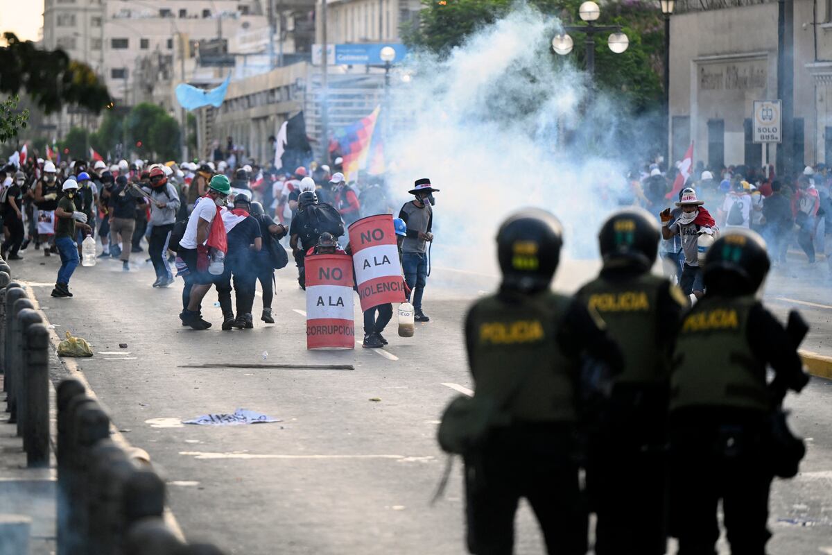 Un informe de la CIDH concluyó que hubo violaciones a los derechos humanos durante las protestas en contra del gobierno de Dina Boluarte. (Foto por ERNESTO BENAVIDES / AFP)