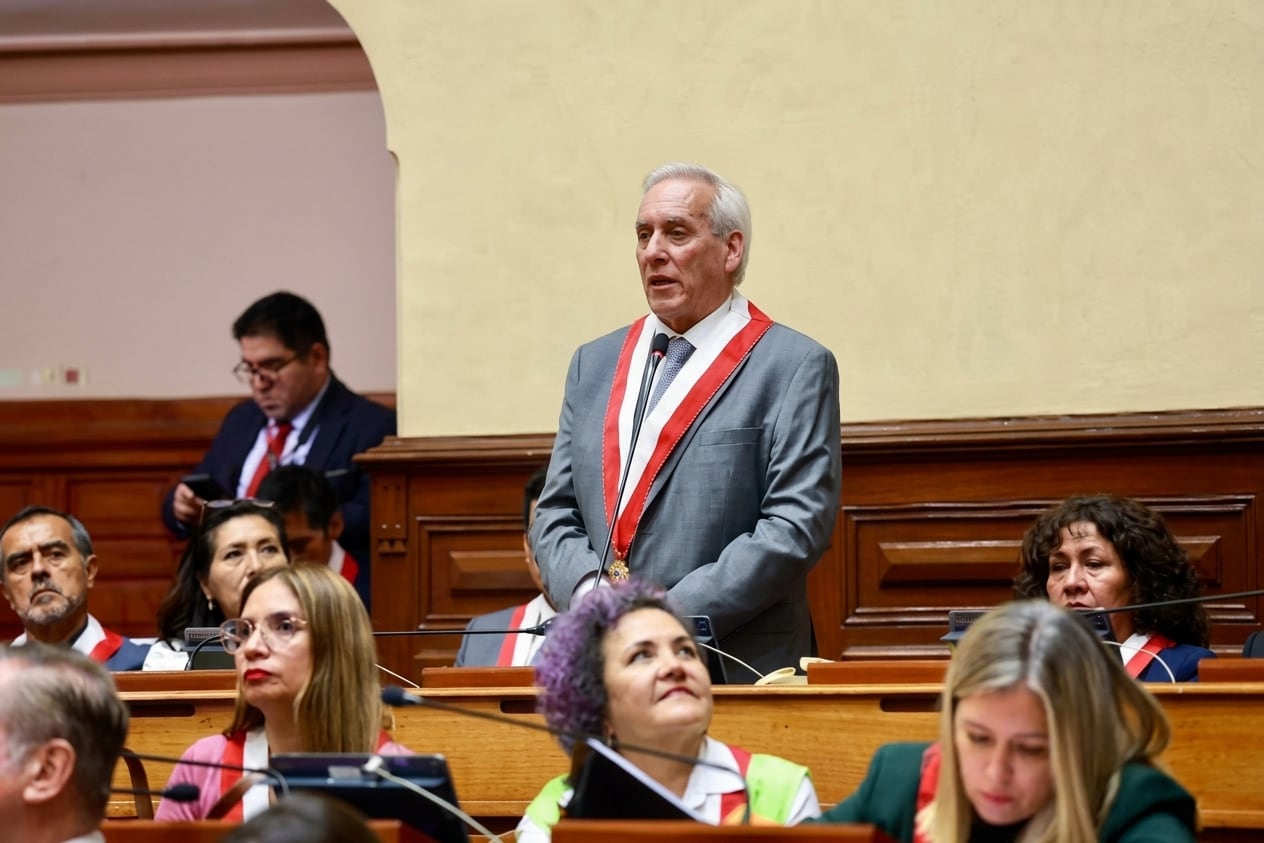 El senador Flavio Figallo también cuestionó la conducción del Ministerio del Interior por integrantes de las Fuerzas Armadas. Foto: Congreso