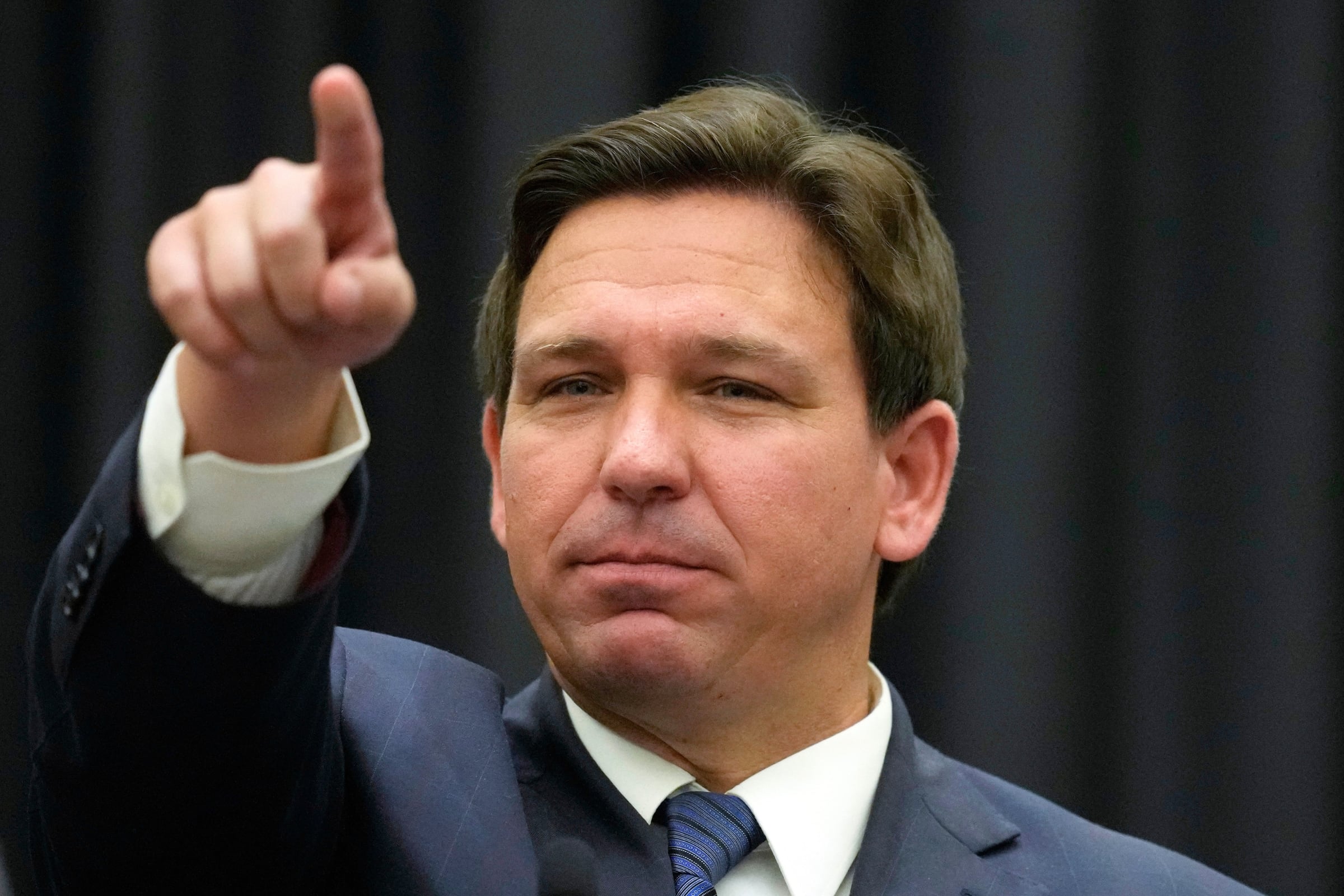 El gobernador de Florida, Ron DeSantis, firmó esta ley el 6 de mayo y entró en vigor el 1 de julio (Foto: AP)
