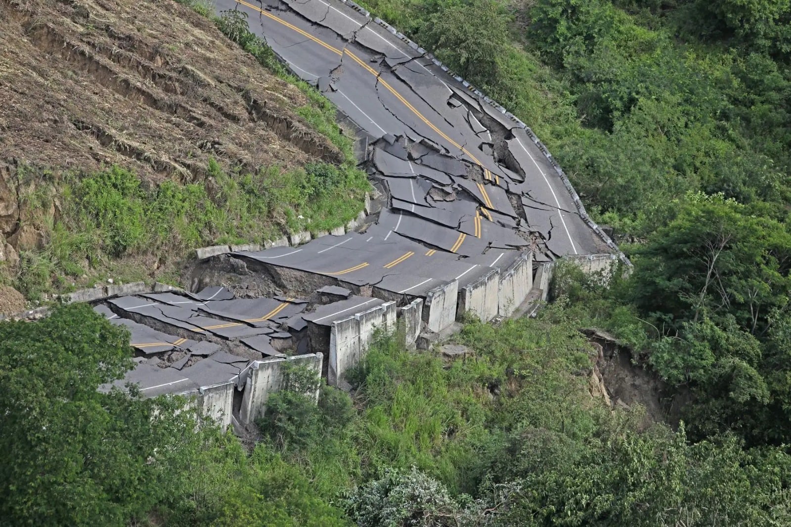 Además de los colegios y hospitales en alerta, hay cerca de 13,900 kilómetros de carreteras nacionales y más de 1,400 puentes en distritos con riesgo "alto" o "muy alto". (Imagen: Andina)