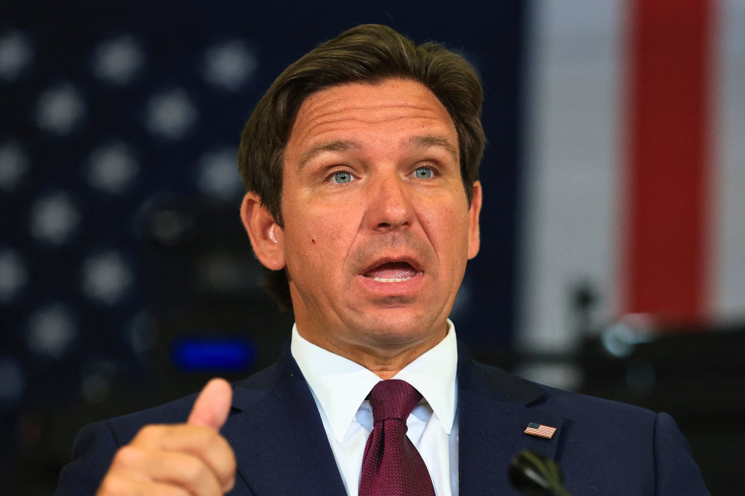 Ron DeSantis, actual gobernador de Florida, firmó ambas leyes, las cuales entraron en vigor a los pocos días. La intención es clara: frenar la violencia doméstica en el estado (Foto: AFP)
