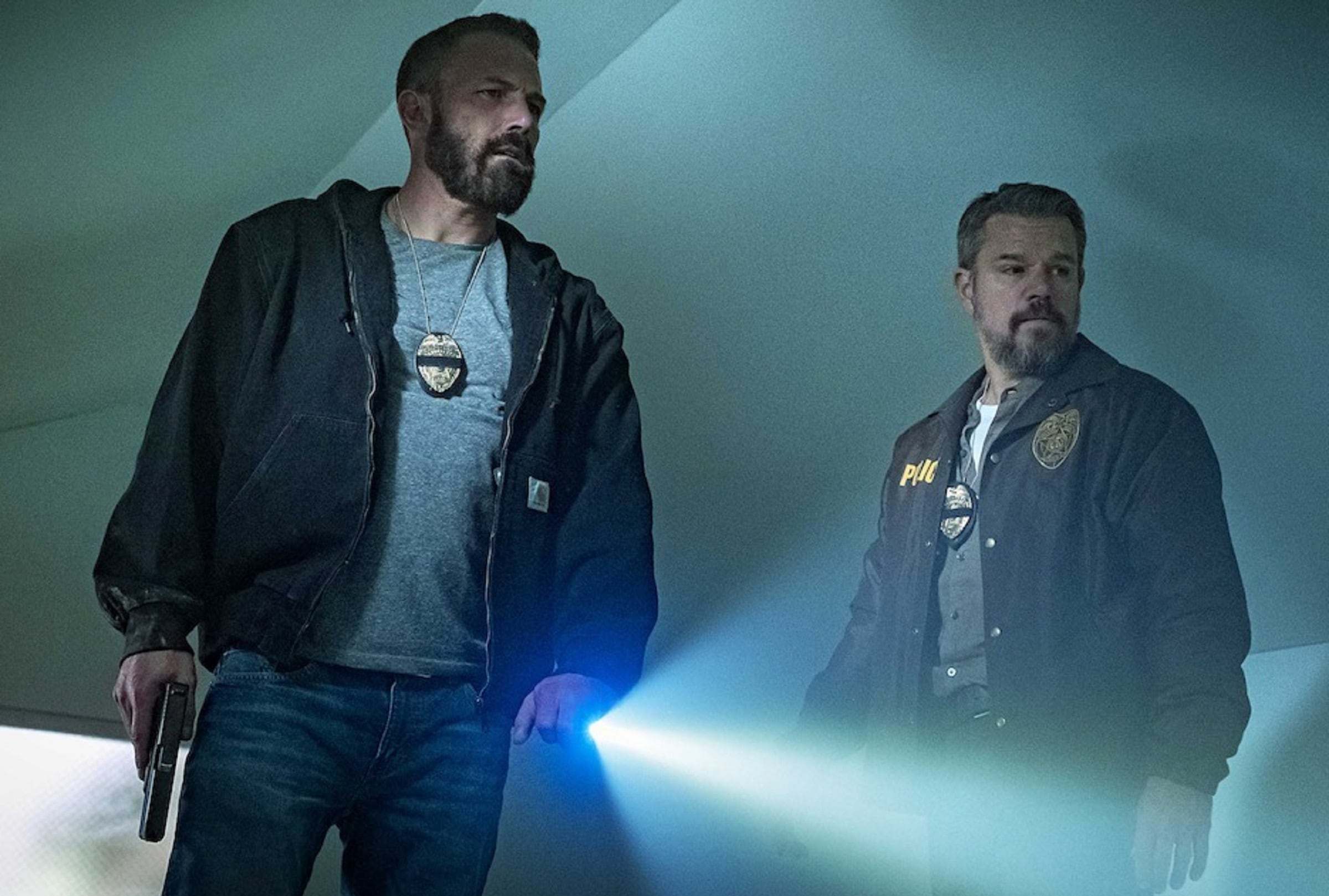 Matt Damon interpreta al teniente Dane Dumars y Ben Affleck interpreta al sargento detective JD Byrne en la película de suspenso y acción "El botín" (Foto: Netflix)