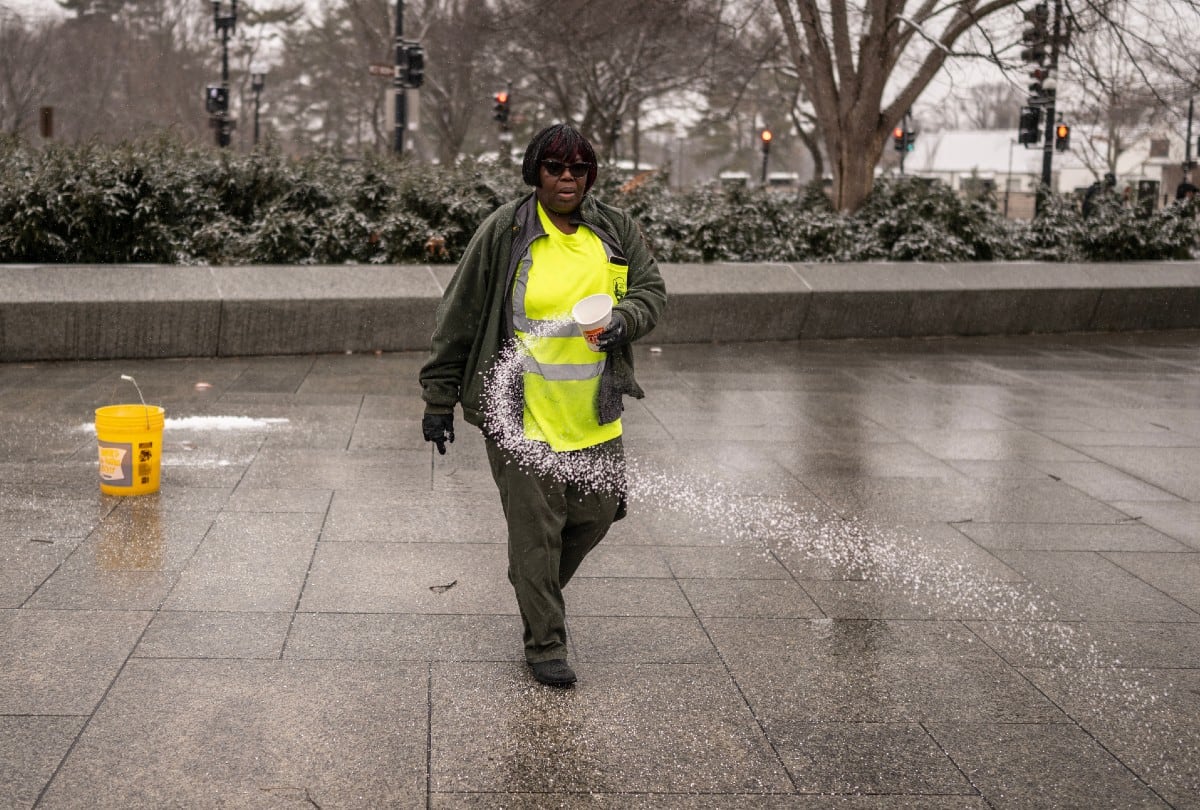 La actual tormenta invernal en EE.UU. evidencia el reto de equilibrar seguridad vial y cuidado ambiental. | Crédito: ANDREW CABALLERO-REYNOLDS / AFP