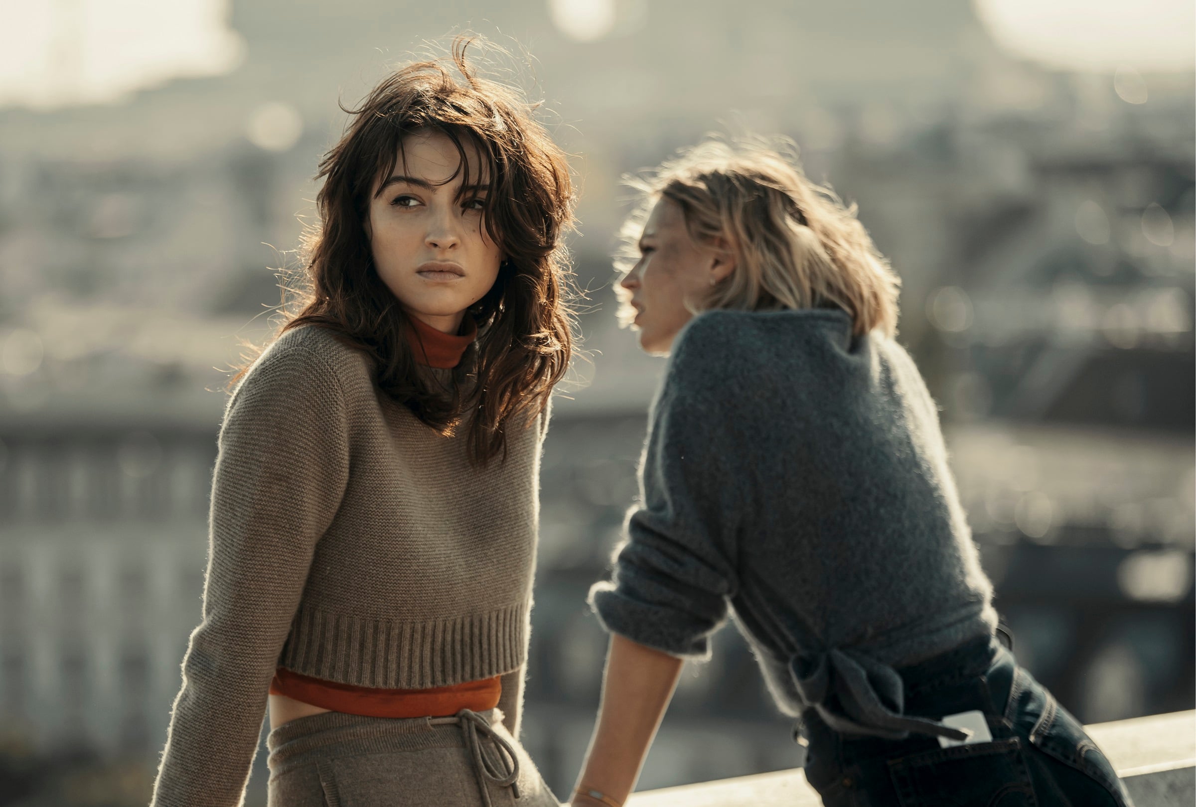 Irina (Lera Abova) y Sara (Jeanne Goursaud) con el fondo de la ciudad alemana en la película de acción "Exterritorial" (Foto: Netflix)