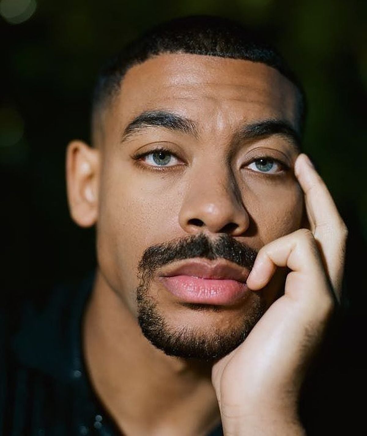 El actor Aaron Pierre atrapando con su mirada a sus miles de seguidores en redes sociales (Foto: @kbillions / Instagram)