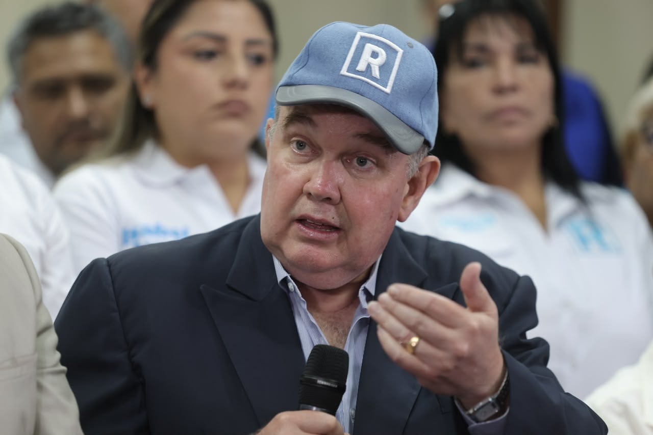 Roberto Burneo, presidente del JNE, señaló que el pleno del organismo se encuentra en sesión permanente para resolver los asuntos pendientes.