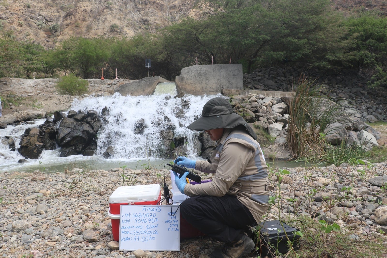 Los trabajos abarcaron el muestreo de agua superficial, sedimentos e hidrobiología, donde se incluyó el análisis de organismos acuáticos y peces. Foto: OEFA