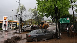 Aluvión en Chile arrastra vehículos en zona residencial de Las Condes | VIDEOS