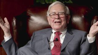 Buffett muestra interés en las acciones y baja nivel de efectivo