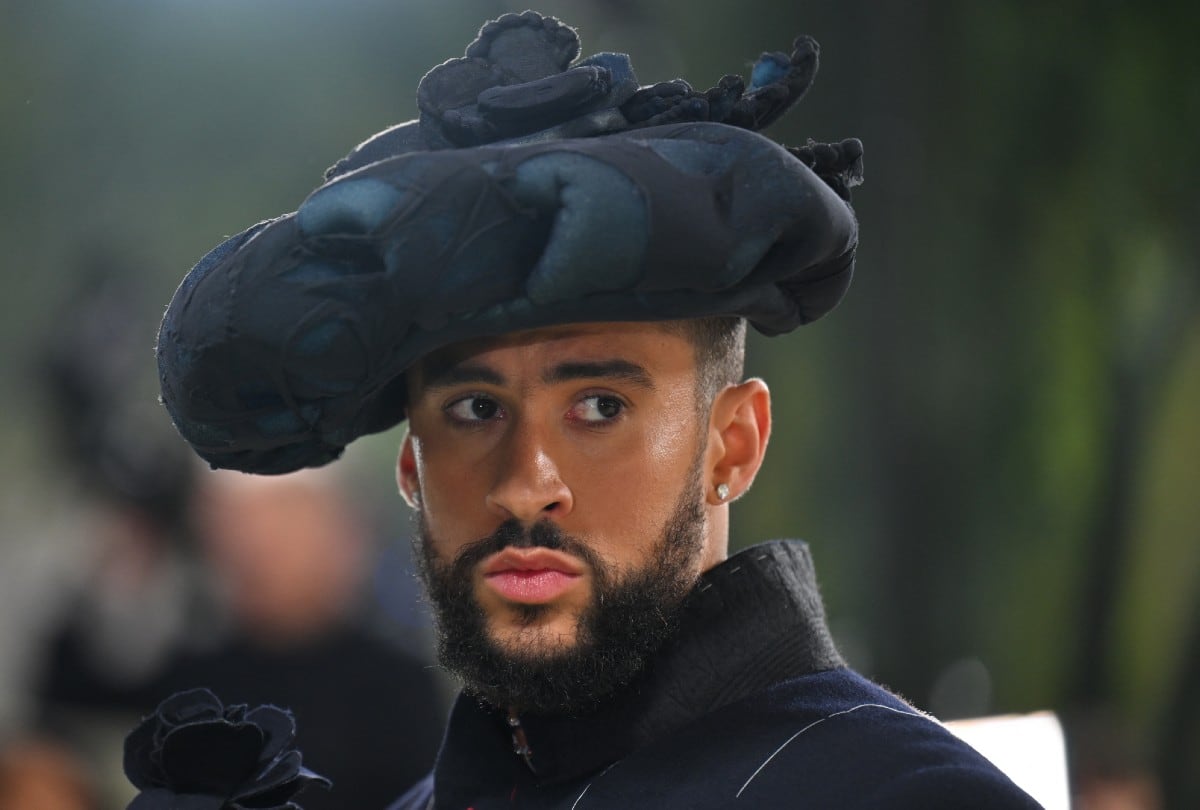 Benito Martínez al borde de la emoción al recibir el gramófono a 'Mejor álbum del año' de los Premios Grammys 2026. (Crédito: Angela WEISS / AFP)