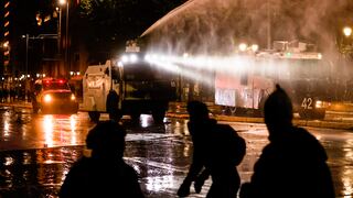 Dos muertos y 450 detenidos dejan disturbios a dos años de la revuelta social en Chile