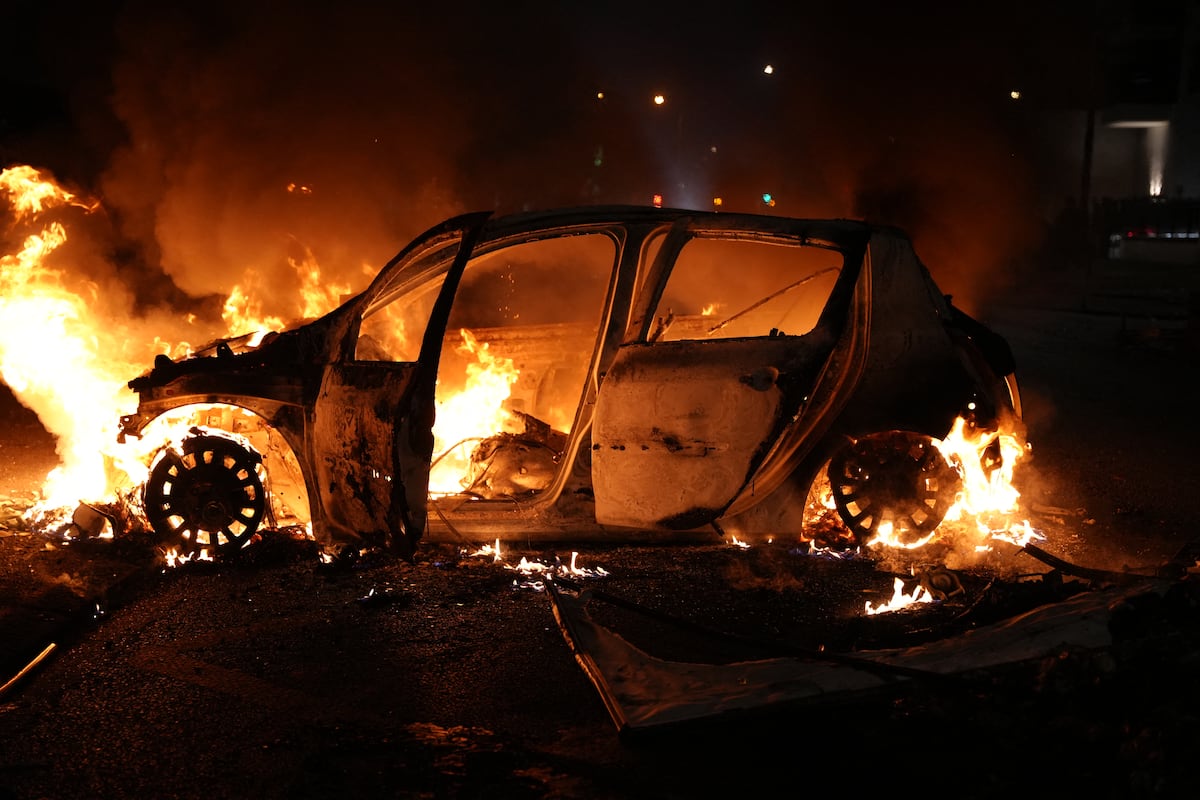 Un vehículo arde destruido durante una manifestación en Nanterre, al oeste de París, el 27 de junio de 2023, luego de que la policía francesa matara a un adolescente. Foto: Zakaria ABDELKAFI / AFP