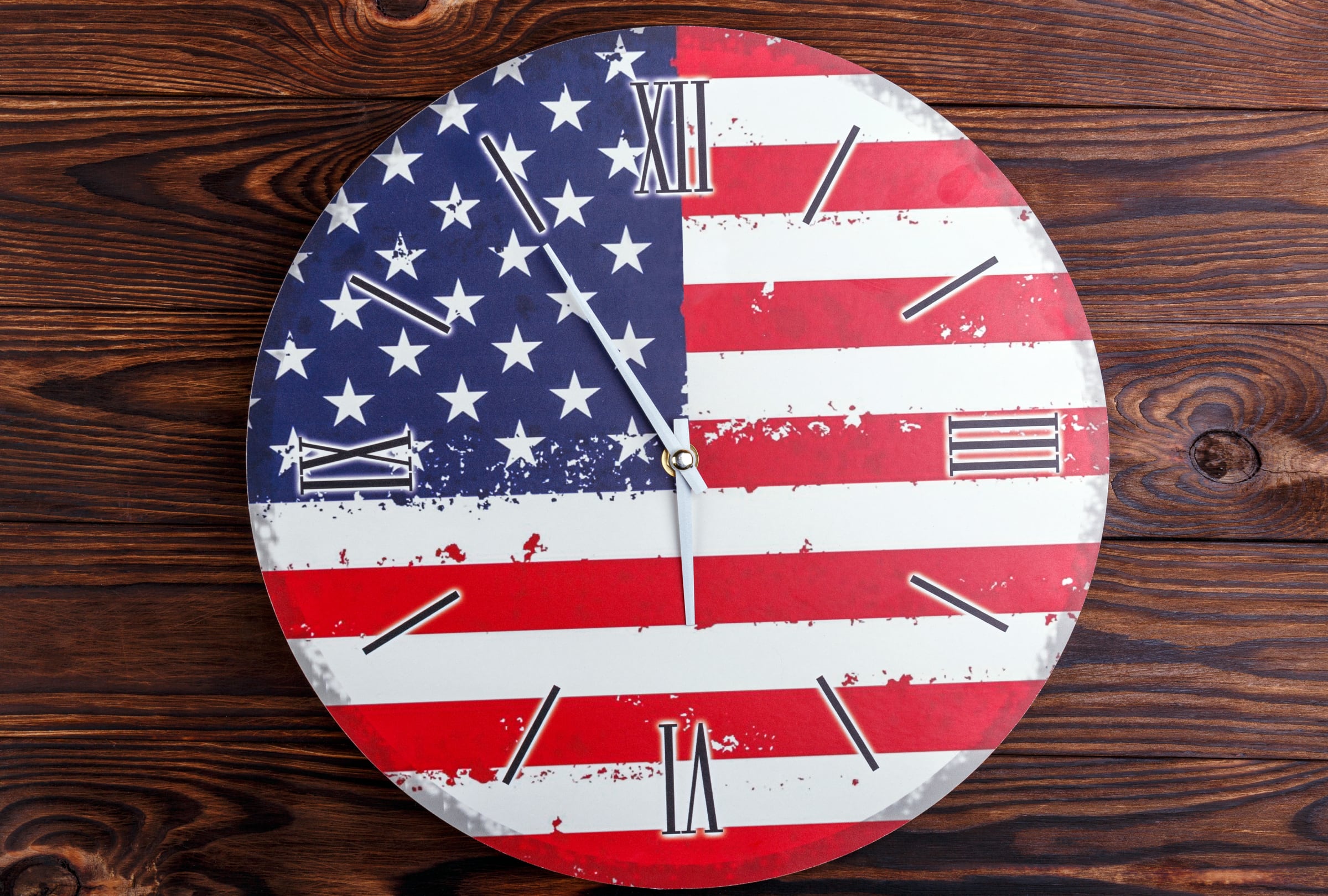 El ajuste al horario de verano no solo depende de la fecha, también del mapa: algunos estados y territorios de EE.UU. volverán a cambiar la hora, mientras otros seguirán todo el año en horario estándar (Foto: Alfa Studio para iStock y Getty Images)