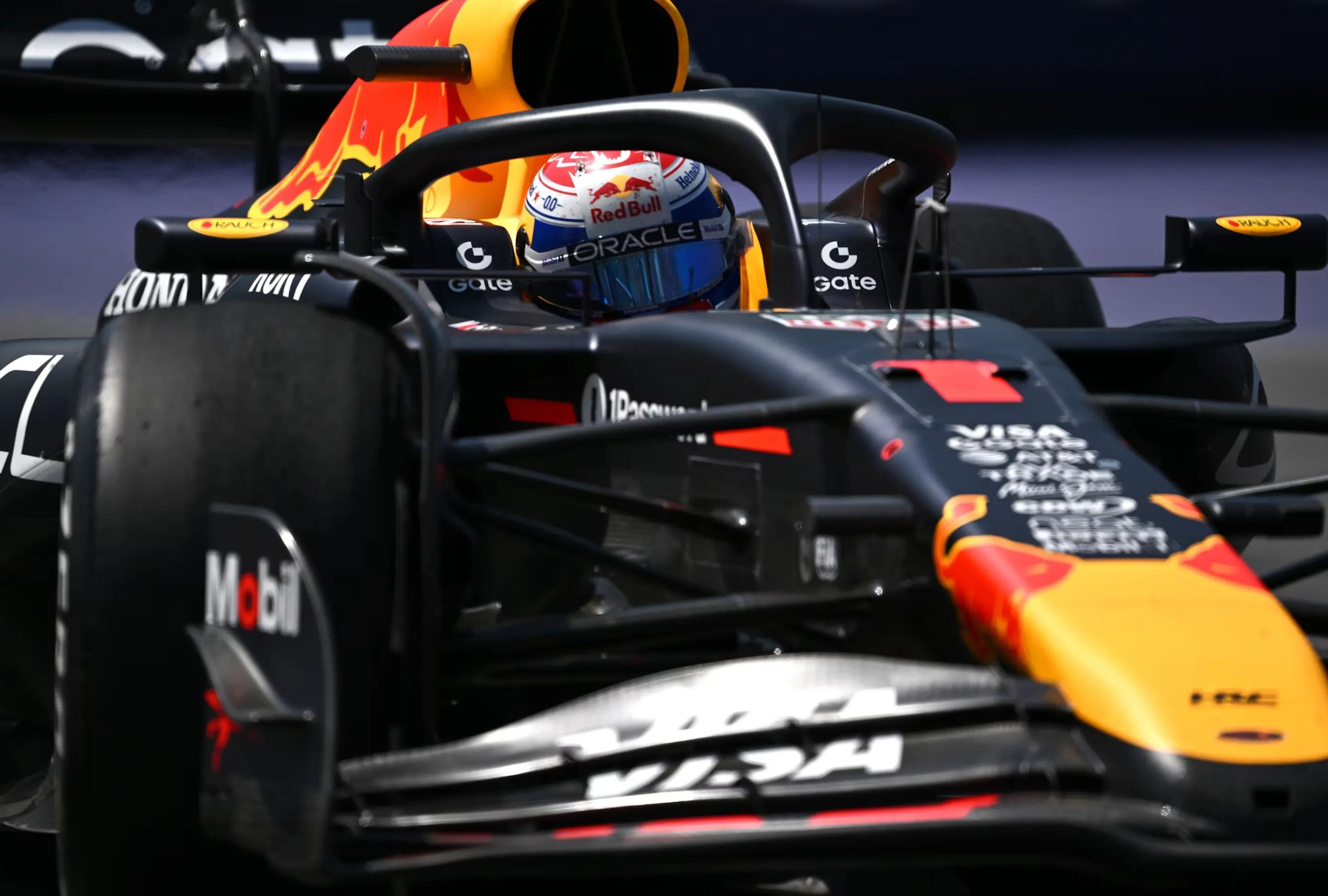 El futuro de Verstappen en Red Bull está en duda en medio de especulaciones de que podría irse a Mercedes, pues su auto cada vez es menos competitivo y Red Bull intenta planificar una nueva era de reglas de la F1 en 2026| Crédito: formula1.com