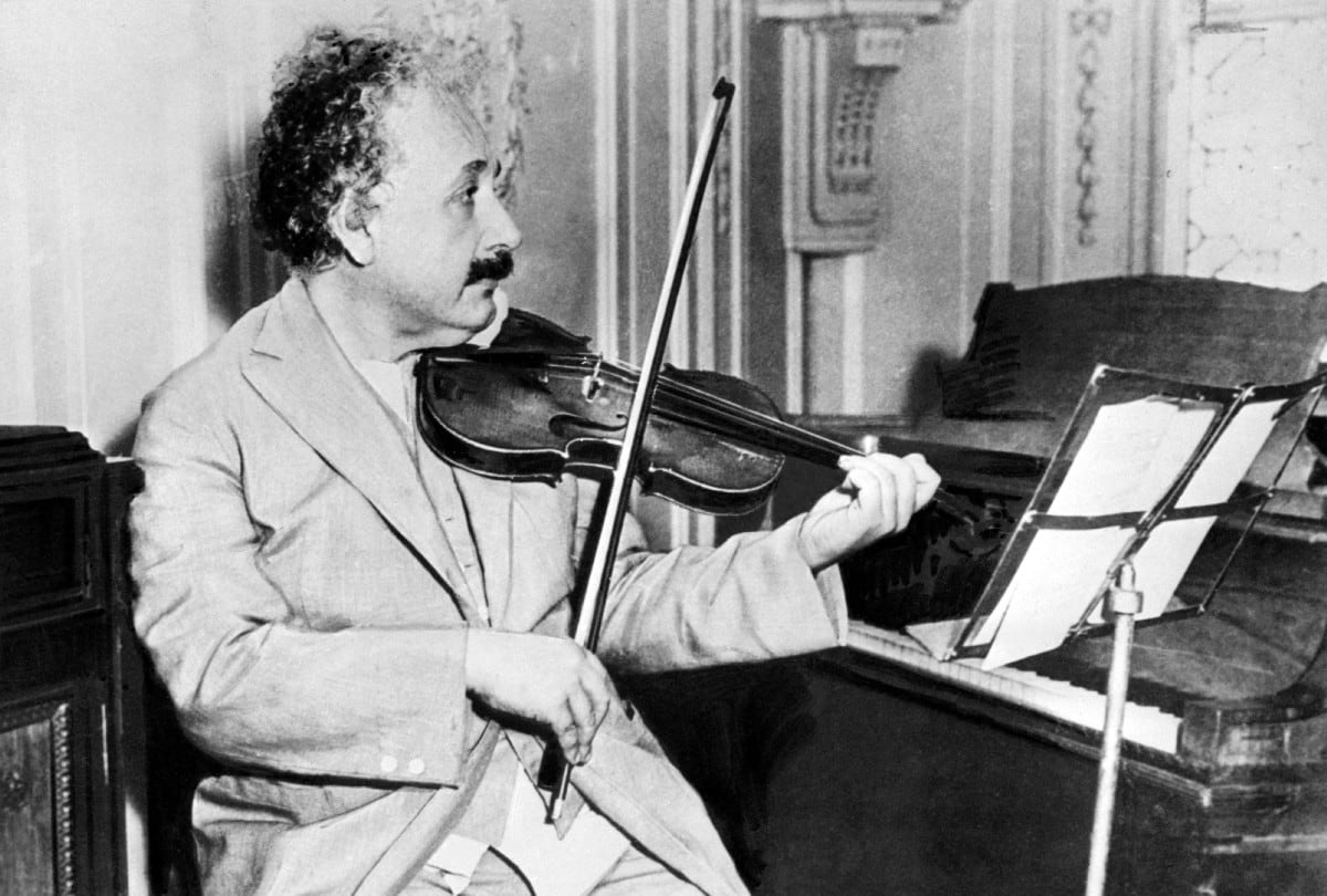 Albert Einstein destacó la importancia de seguir avanzando incluso en los momentos más difíciles. | Crédito: AFP