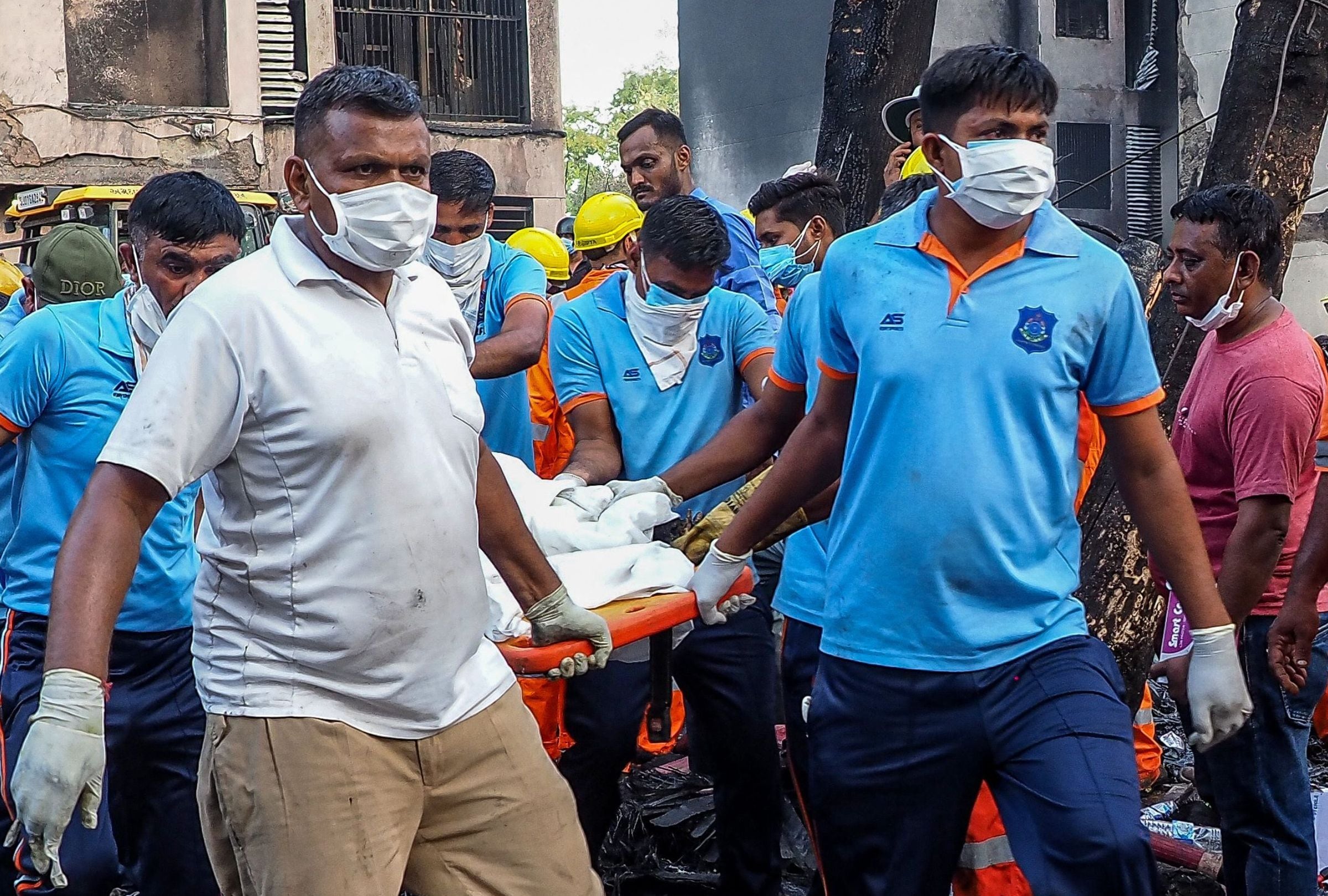 Los rescatistas trasladan uno de los tantos cuerpos que fueron encontrados en el lugar del accidente del vuelo 171 de Air India (Foto: AFP)