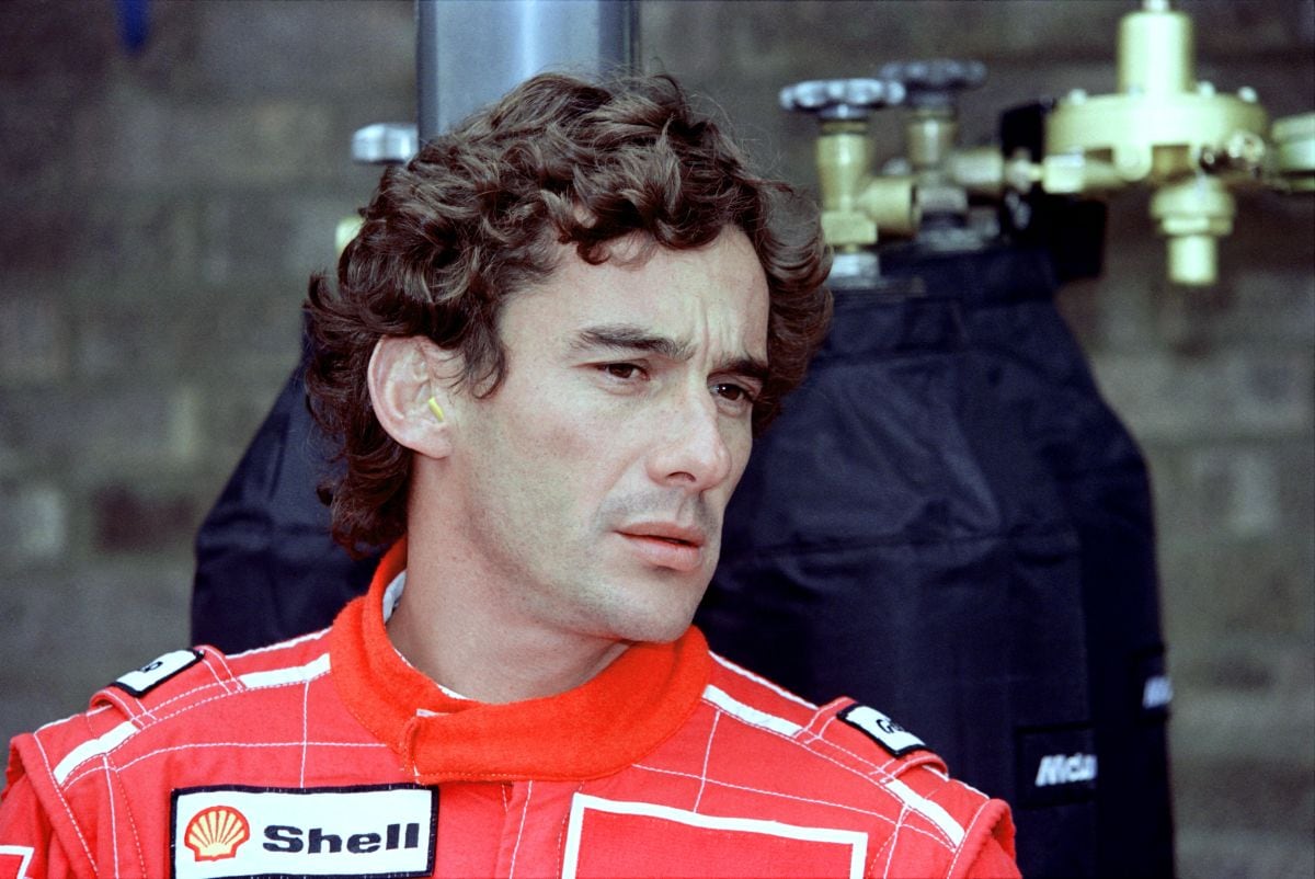 La vez que Ayrton Senna comprobana sus tiempos después de los entrenamientos oficiales del 10 de abril de 1993, para el Gran Premio de Europa en Donington, donde terminó en cuarta posición (Foto: Jean-Loup Gautreau / AFP)