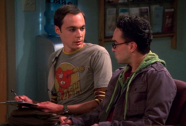 Sheldon y Leonard llenando el formulario en el banco de espermas en el episodio piloto de "The Big Bang Theory" (Foto: Warner Bros. Television)