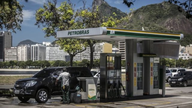 Brasileña Petrobras baja precios tras dejar de alinearse con mercado internacional