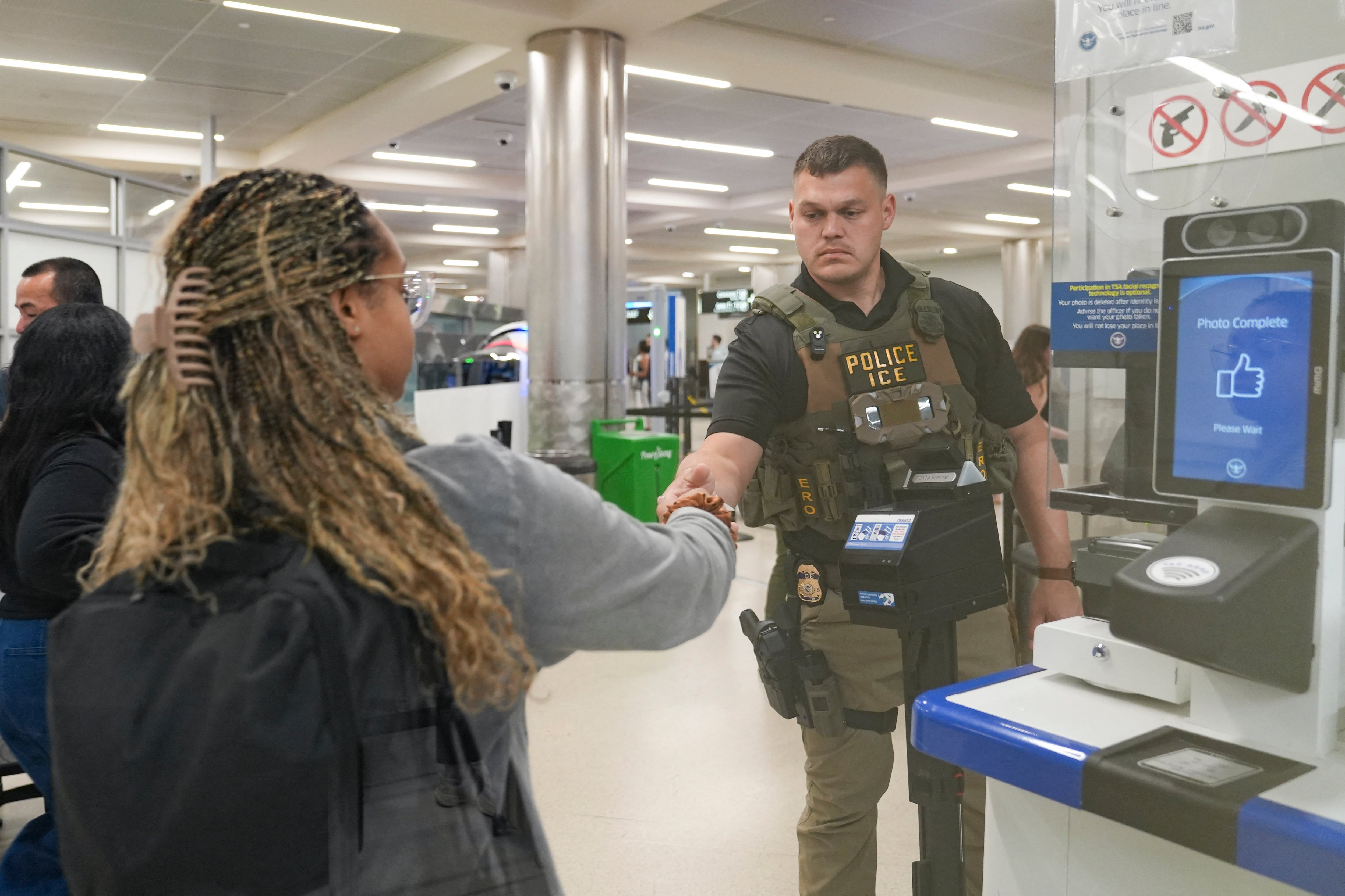 ICE podrá arrestar a cualquier extranjero ilegal o que no presente documentos válidos de un proceso migratorio activo. (Crédito: Megan Varner / GETTY IMAGES NORTH AMERICA / Getty Images via AFP)