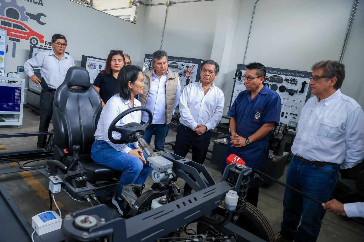 La presidenta Keiko Fujimori recorrió los talleres de industrias alimentarias y mecánica automotriz de la I.E.E. José Granda, en San Martín de Porres. Foto: Presidencia.