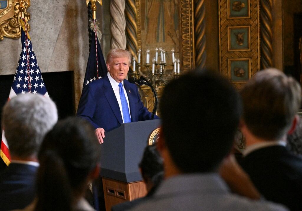El presidente de Estados Unidos, Donald Trump, habla durante la firma de órdenes ejecutivas en su resort Mar-a-Lago en Palm Beach, Florida, el 18 de febrero de 2025. (Foto de ROBERTO SCHMIDT / AFP)