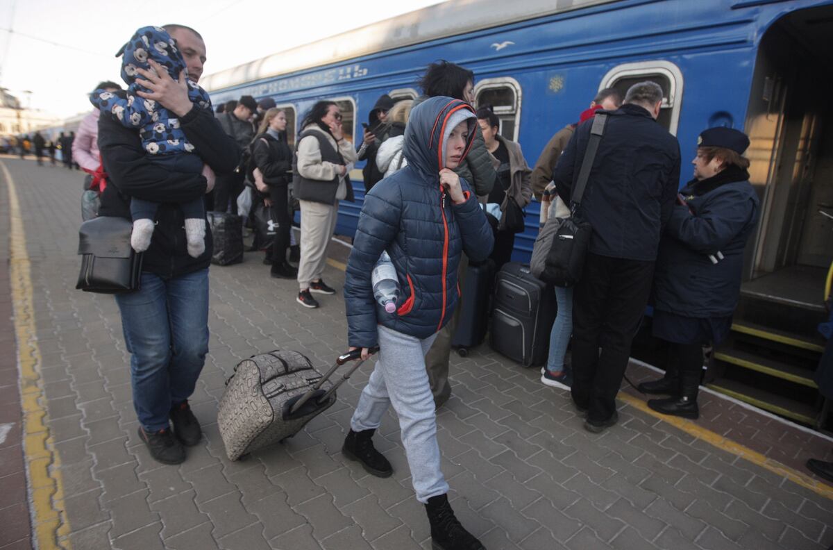 Los ucranianos desplazados por la guerra deben lidiar con un sistema de inmigración que apunta a la exclusión. (Imagen referencial: EFE/EPA/STEPAN FRANKO).