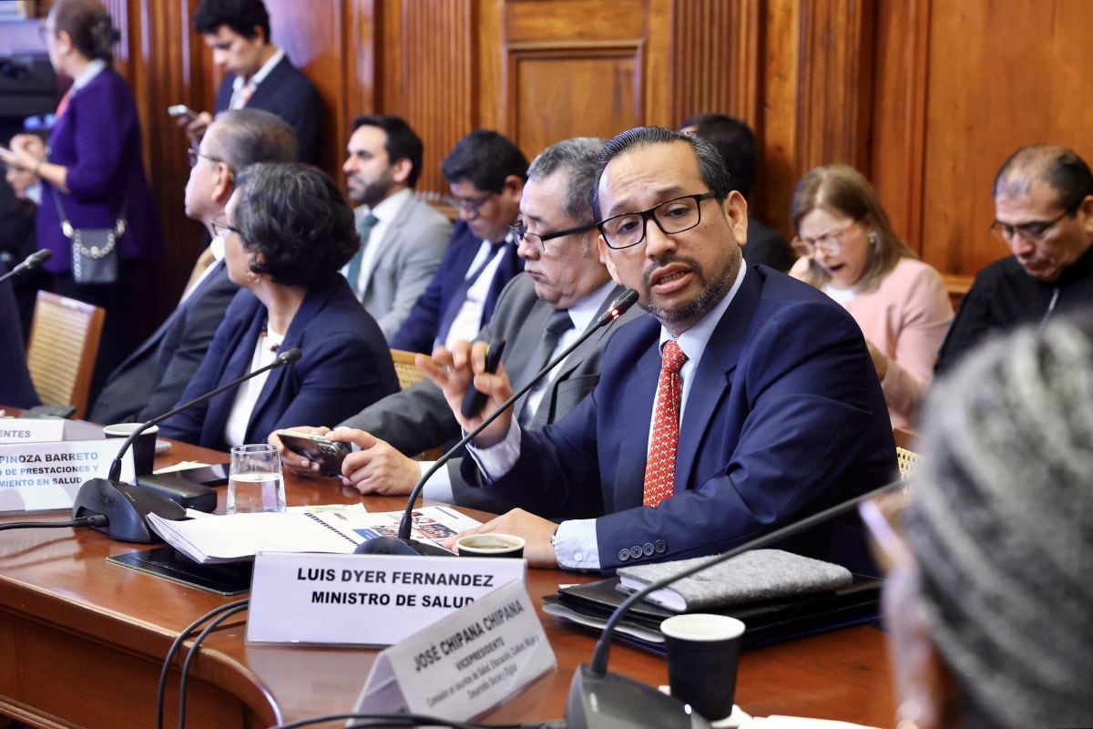 El ministro de Salud, Luis Dyer, destacó la trayectoria de Rafael Rey durante su paso por el gabinete y señaló que su reemplazo en el MTC será definido por Keiko Fujimori y Luis Galarreta. Foto: Congreso.