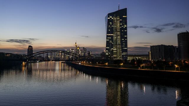 Funcionarios del BCE podrían inclinarse por frenar alza de tasas