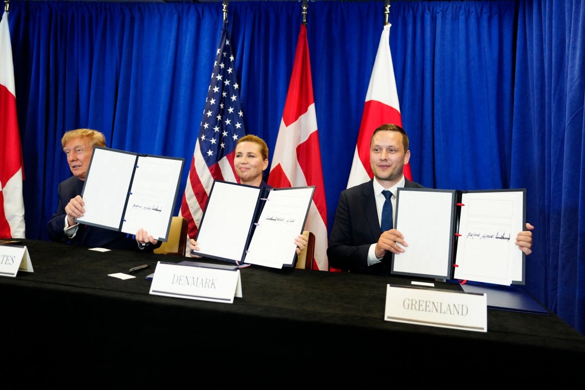 (De izq. a der.) El presidente de EE.UU., Donald Trump, la primera ministra de Dinamarca, Mette Frederiksen, y el primer ministro de Groenlandia, Jens-Frederik Nielsen, posan tras firmar un acuerdo de seguridad tripartito al margen de la 81.ª Asamblea General de las Naciones Unidas en Nueva York, el 22 de septiembre de 2026. (Foto de Mads Claus Rasmussen / Ritzau Scanpix / AFP) / Prohibida su difusión en Dinamarca.