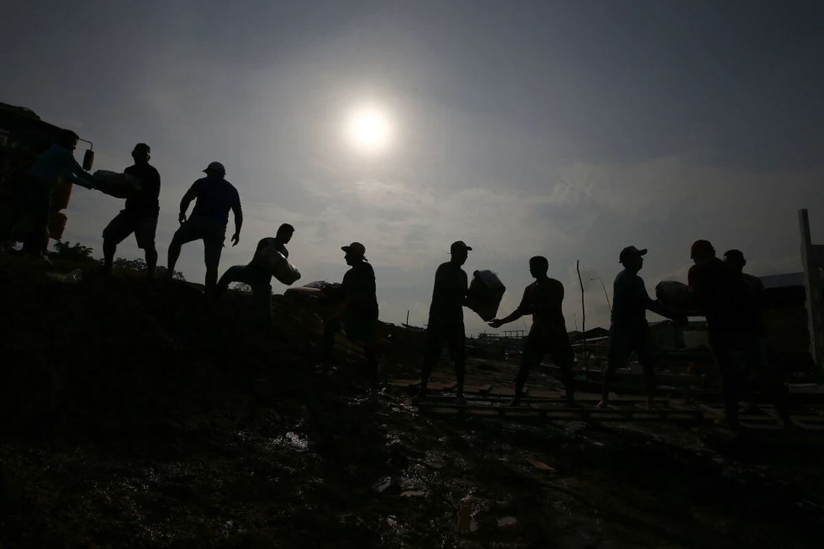 ARCHIVO - Poblaciones ribereñas reciben agua y víveres debido a la sequía prolongada en Careiro da Varzea, estado de Amazonas, Brasil, 24 de octubre de 2023. (Foto: AP)