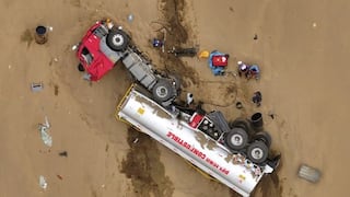 Accidente en Serpentín de Pasamayo: camión cae a abismo y queda tendido cerca al mar