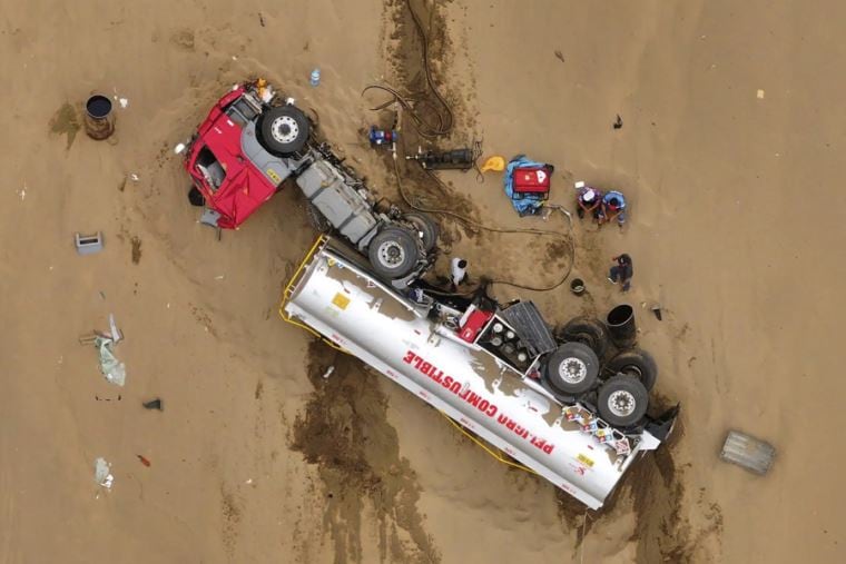 Como consecuencia del impacto, la unidad que llevaba combustible perdió el control y cayó por un abismo de aproximadamente 100 metros. (Foto: Difusión)