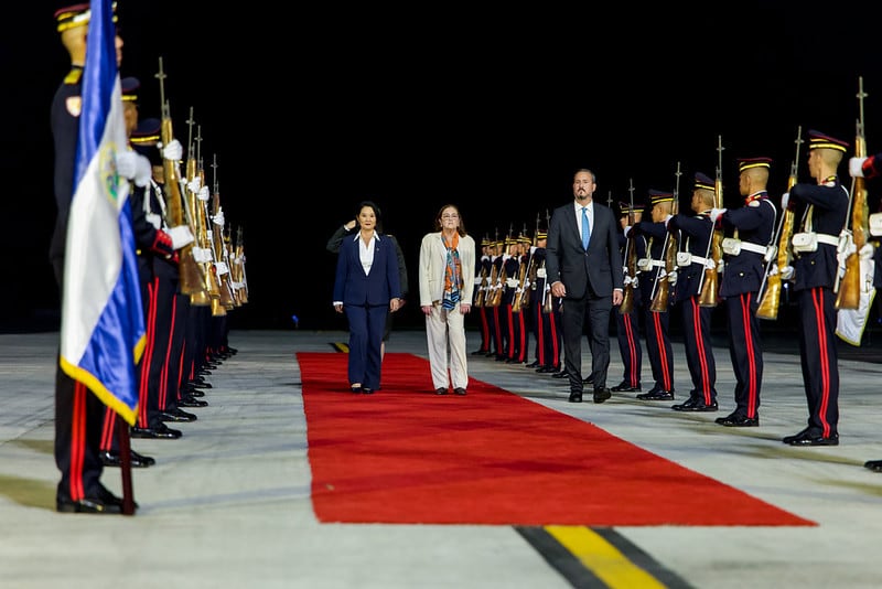 A su arribo a El Salvador, la jefa de Estado, Keiko Fujimori, recibió el saludo de la canciller salvadoreña, Alexandra Hill. Foto: Presidencia.