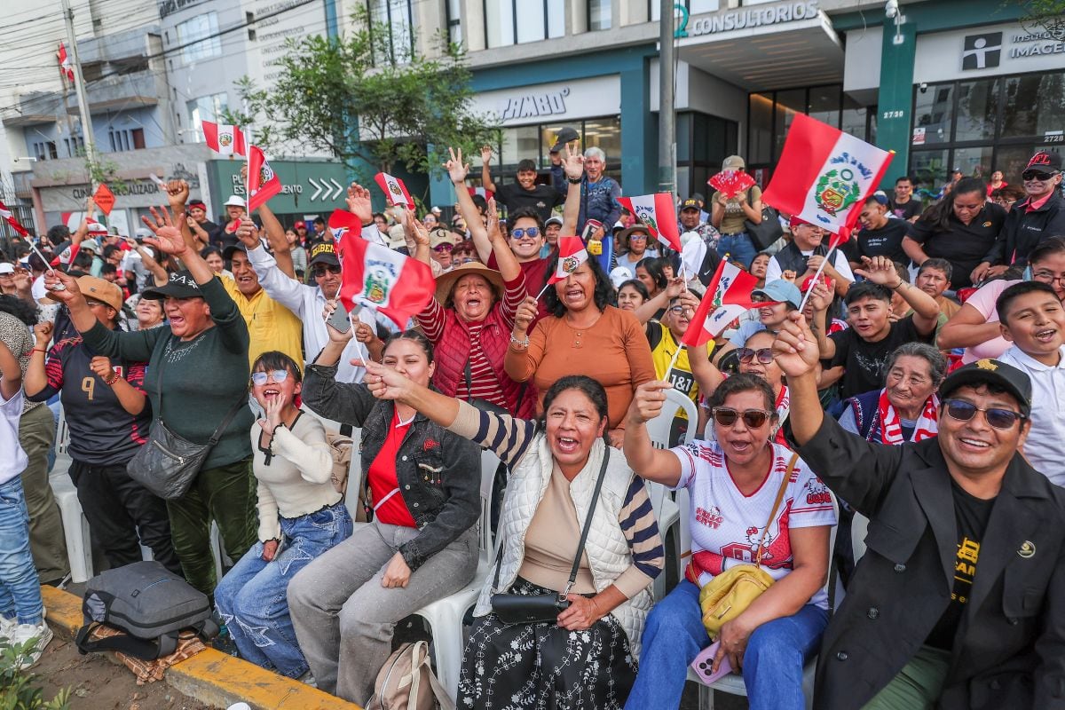 Cientos de peruanos esperan por el inicio de la Gran Parada y Desfile Cívico Militar, en la avenida Brasil. Foto: Presidencia.